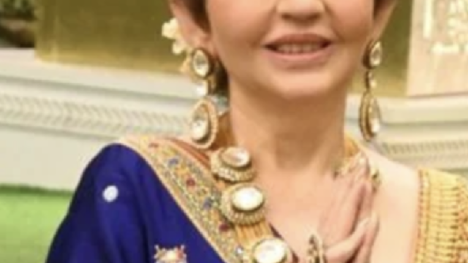 Anant-Radhika's wedding lehenga outfit kundan necklace nita Ambani necklace mrsinghtv.com mrsinghtv live news